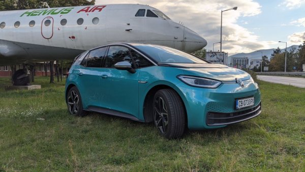 Преди година VW бе най-застрашен от глоби - над 9 милиарда евро, по сметки на JATO. Сега ситуацията изглежда овладяна с цената на драстично орязване на модели и двигатели от гамата, и на привличане в пула на китайската MG, която продава в Европа електромобила ZS (в него са още дъщерните Audi, Porsche, Skoda, Seat, Bentley и китайската SAIC). Eфектите от новия ID.3 и другите бъдещи членове на електрическата гама тепърва ще се добавят. 
