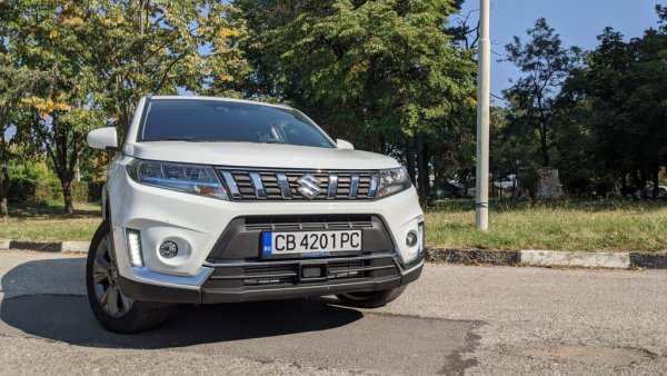 Японската компания винаги е правела нещата по свой начин. Затова и сега не е в пул с никого, и вместо това просто оборудва цялата си гама за Европа с меки хибридни системи. В бъдеще Suzuki ще продава тук под своята емблема и някои хибридни модели на Toyota. 
