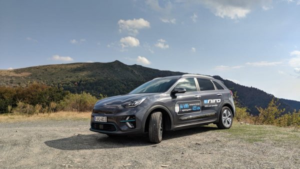 Корейците също изоставаха заради недотам ефективните си бензинови и дизелови двигатели. Електрическите братовчеди Kia е-Niro и Hyundai Kona ЕV обаче имат много добри резултати на европейския пазар и спомогнаха проблемът да бъде овладян.
