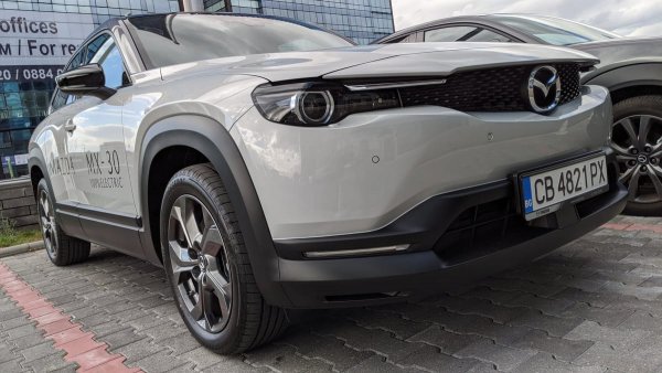 Дълги години настояването на Toyota да налага незареждащи се хибриди се отразяваше и на продажбите, и на маржа на печалба в Европа. Но сега, с новите изисквания на Брюксел, инвестицията най-сетне се изплати. На японците обаче все още им липсва чист електромобил, с който да се възползват от "супер кредитите". В пул с тях е и Mazda, която тепърва започва да продава в Европа своя MX-30.
