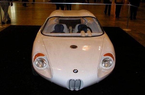 Освен с дизайна на каросерията, прототипът се отличаваше с обтекаем корпус с аеродинамичен коефициент на съпротивление Cx = 0,22. BMW 700 Colani тежи 440 кг, така че въпреки миниатюрния 700-кубиков двигател с мощност 32 к.с., спортният автомобил ускорява до 200 км/ч. Проектът привлича общественото внимание, удивлява BMW, но иновационният концепт не става сериен: от колата е произведена само една бройка.