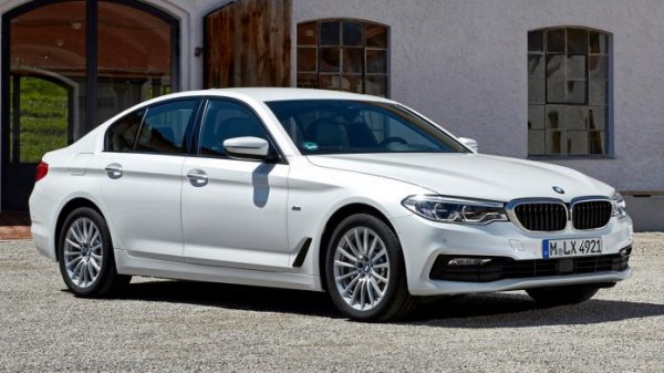 Както беше и в D сегмента, един модел стана победител в две категории едновременно. Най-икономичният представител на дизеловия бизнес клас е BMW 520d (190 коня), който получи умерено хибридна 48-волтова система миналата есен, като седанът харчи 4,1 л/100 км (комбито - 4,3 л/100 км). За сравнение, най-икономичният Mercedes-Benz E200d изразходва 4,2 л/100 км (без хибридни компоненти), а Audi A6 35 TDI - 4.4 л/100 км.