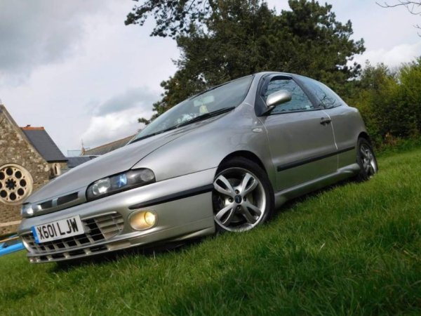 Fiat Bravo 155 20V HGT от 1998 година беше триврат модел, оборудван със 100% бензинов 5-цилиндров редови двигател с обем 1998 кубически сантиметра, мощност 154 конски сили и 186 НМ въртящ момент Той развиваше максимална скорост от 213 км/ч, а ускорението от място до 100 км/ч ставаше за 8 секунди. Наистина интересна кола.
