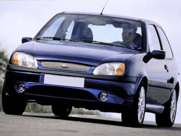 Друг хот хеч, който който често потъва в забрава е Ford Fiesta 1.6i 16V Zetec S. Произвеждан от 2000 до 2002 г., той се отличава с 1.6-литров двигател, генериращ 103 к.с., максимална скорост от 182 км/ч и ускорение до 100 км/ч за 10.2 сек. Този модел също има три врати и се различаваше визуално от стандартната версия с многолъчевите си алуминиеви джанти, модифицираните странични прагове и предната и задната броня. За съжаление, Ford Fiesta беше спрян от производство през 2023 г., отнасяйки със себе си 47 години страхотни модели, включително версията Zetec S.
