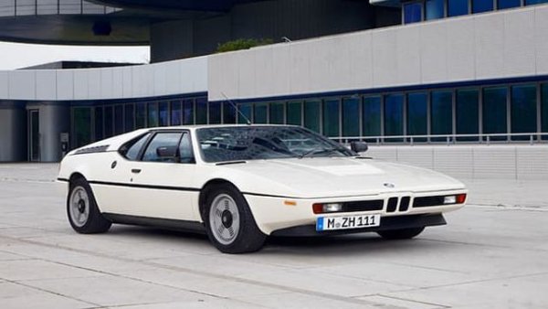 Единствената суперкола, произвеждана някога от BMW. Макар че всъщност това не е съвсем точно - М1 е създадена от гения на дизайна Джорджето Джуджаро и по първоначален план трябва да бъде сглобявана от Lamborghini. Италианците на няколко пъти се се провалят със сроковете и тогава BMW поверява сглобката на ателието Baur в Мюнхен. Съществуват само 456 бройки. 
