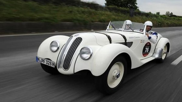 BMW първоначално прави мотоциклети, и първите й стъпки в автомобилния сегмент са доста скромни - с произвеждан по лиценз Austin 7. Трябва да минат доста години, преди баварците да създадат първия си модел със спортните качества, които сме свикнали да очакваме от марката днес. Това е именно 328 Roadster, правен между 1936 и 1940. Разполага с 6-цилиндров мотор и 80 конски сили мощност. Произведени са само 464 екземпляра. 
