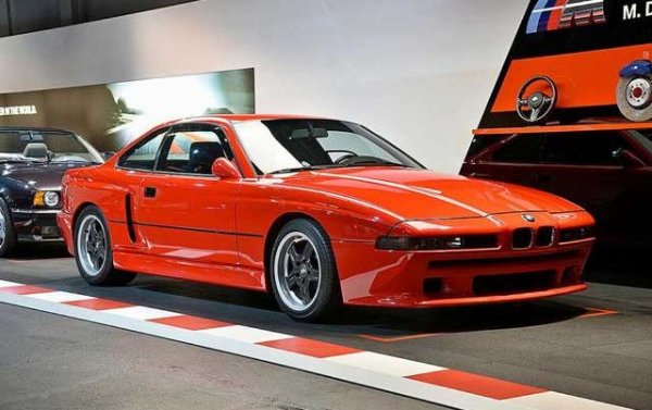 Още един автомобил с 6-литровия V12 под капака. Този концепт обаче може смело да претендира да е най-секретната разработка на баварците. Създаден да загатне бъдещата суперспортна версия на 850i от началото на 90-те, той така и не бе представен пред публика - просто защото икономическата криза по онова време сложи точка на Осма серия, още преди прототипът да бъде завършен. BMW го показа близо две десетилетия по-късно и днес колекционерите биха убивали, за да го имат - но компанията не го продава. 
