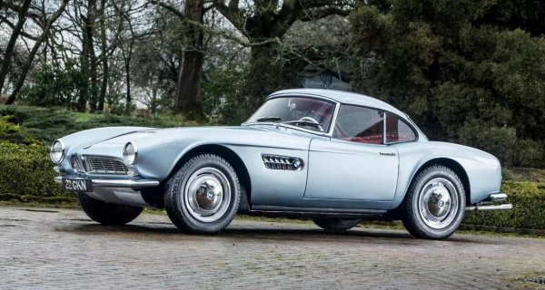 Създаденото от граф Албрехт фон Гьорц BMW 507 е най-желаната колекционерска кола в цялата история на баварската компания, и дори неособено добре съхранена бройка спокойно стига до 1.5 милиона долара по търговете. Но в този случай цената беше значително надхвърлена - просто защото ставаше дума за личната кола на шампиона от Формула 1 Джон Съртийс (а също и единственият човек в историята, печелил Гран при шампионат на четири и на две колела). 
Автомобилът с шаси 70067 бе продаден на търг от Bonham's за над 5 милиона долара през 2018. 
