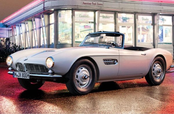 Тази кола е истинският Свети граал за всеки ценител на историята на BMW. Не защото е образец от най-редкия модел, произведен само в 252 бройки, и не защото пълната му реставрация е осъществена от самата BMW Group без жалене на ресурси. Не, причината това да е най-ценната кола в историята се крие в имената на двамата й най-ранни собственици. Първият от тях е Ханс-Йоахим Щук, който използва този автомобил за участие в няколко състезания. Вторият е войник от американските части в Западна Германия, който откупува колата от Щук и си я откарва в Америка. Името му е Елвис Пресли.




