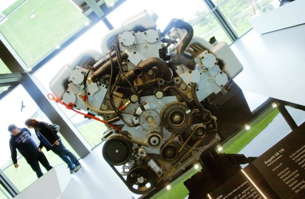 Разработен от инженерите на Audi и VW, този мотор с атмосферно пълнене ляга в основата на четири прототипа - Bugatti EB118, Bugatti EB218, Bugatti 18/3 Chiron и Bugatti EB 18.4 Veyron concept. За производствената версия на Veyron обаче е заменен от W16 с четири турбокомпресора, и почти двойна мощност. 
