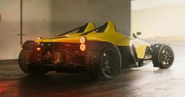 Drakan Spyder се появи от нищото през 2016, за да съперничи на други открити спортни коли като Ariel Atom и BAC Mono. Проектиран, конструиран и произведен в Калифорния, двуместният автомобил направи своята претенция за слава като част от автопарка на Джей Лено.
Drakan Spyder се задвижва от LS3 V8, има 450 конски сили, което му дава възможност да спринтира до 100 км/ч само за 3.2 секунди. Максималната му скорост е 265 км/ч. Цената: 125 000 долара.

