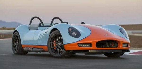 Lucra LC470 е трудно да се пренебрегне. Класическите линии са съчетани с модерни технологии и избор между двата чудесни двигателя LS3 и LS7 V8. В зависимост от този избор мощността е 430 или 505 коня. И двата агрегата са съчетани с 5-степенна ръчна скоростна кутия и всяка кола е ръчно произведена в Сан Маркос (Калифорния).
