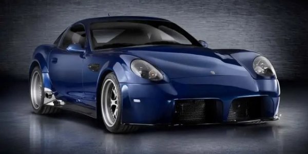 Panoz е известен със своите състезателни автомобили, но компанията в Браселтън (Джорджия) произвежда също серия от "цивилни" автомобили, които са изненадващо добре оборудвани. След осемте модела е наскоро актуализираният Avezzano. Той използва лек корпус от алуминий и въглеродни влакна върху тръбна стоманена рама. Avezzano притежава мощен 6,2-литров V8 под капака, доставящ 430 к.с.. Купувачите могат да изберат и по-мощна версия с 580 к.с., която да е съчетана с 6-степенна ръчна скоростна кутия. Цената на Avezzano започва от 168 900 долара.
