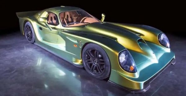 Panoz не се шегува, когато казва, че Esperante GTR-1 е &bdquo;състезателна кола с разрешение за ползване и по улиците&ldquo;. Автомобилът произвежда 600 к. с. благодарение на алуминиев V8. Самоносещата конструкция от въглероден композит поддържа теглото ниско, а минималистичната, ориентирана към водача кабина позволява максимален фокус върху пътя - или пистата. 

