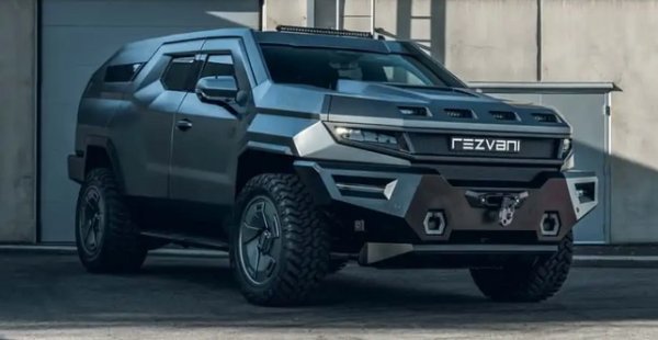 Продължаме военната тема! Rezvani Vengeance е първият седемместен SUV на калифорнийския автомобилен производител. Той използва Cadillac Escalade като своя основа и предлага опции като бронирани стъкла, електрифицирани дръжки на вратите и дори система за защитна стрелба с лютив спрей. Цената му започва от 249 000 долара.
