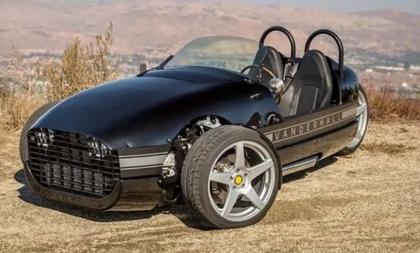 Vanderhall, базиран в Прово (Юта), си създаде име с уникалния си триколесен Venice през 2010. Оборудван с с 1,4-литров четирицилиндров двигател, Venice има 200 к.с. и стига от 0 до 100 км/ч за около 4,5 секунди. В крайна сметка автомобилът беше последван от електрическия прототип Edison&sup2; и по-добре оборудваната Laguna, която се предлага с функции като отопление и климатик, първокласни кожени седалки, Bluetooth звукова система и регулируемо окачване. Базовата Venice започва от само 29 950 долара, докато по-луксозната Laguna струва 49 950 долара.