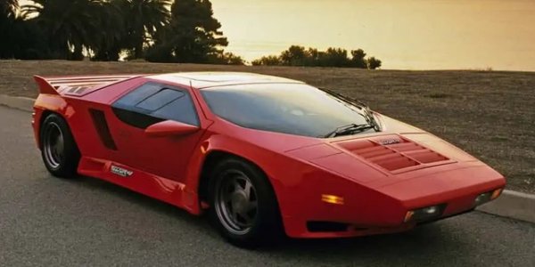 Историята на Vector е дълга и сложна. Създадена в Лос Анджелис през 1989, компанията построи ъгловатия суперавтомобил W8 между 1989 и 1993. Той имаше 6,0-литров V8 двигател с двойно турбо и 3-степенна трансмисия, заимствана от Oldsmobile Toronado. Вярвате или не, мощността бе 625 к.с., а максималната скорост - 390 км/ч. Само 17 бройки от този модел са попаднали в ръцете на клиентите, преди компанията да фалира и да бъде погълната през 1993. След това се появи Vector M12, произвеждан между 1995 и 1999, но той не бе толкова интересен. 
