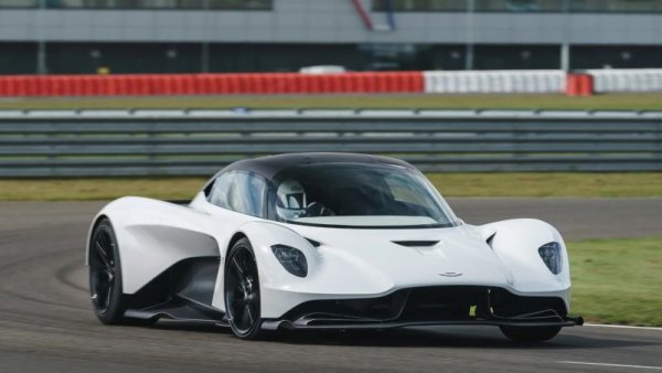 Хиперколата на британците вероятно ще е почти точно копие на концептуалния модел от 2019. Задвижването е комбинация от трилитровия V6 с туин турбо на Aston и плъг-ин хибридна система. Valhalla ще бъде произведена само в 500 бройки, всяка от които струва около 1 милион лири. Премиерата се очаква идната есен, първите доставки вероятно ще станат в началото на 2023.
