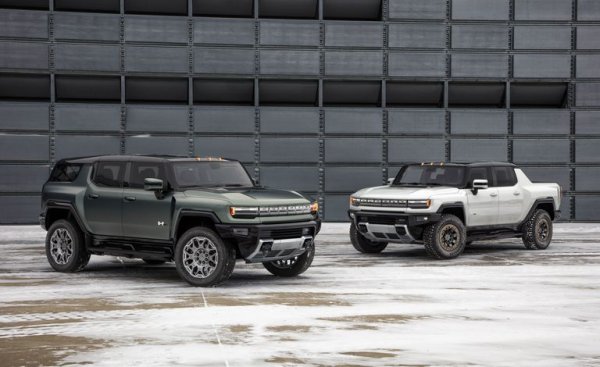 Името, което докарваше до истерия всеки природозащитник, сега възкръсва като електрически модел, част от марката GMC. Новият Hummer ще дебютира първо като пикап, а по-късно ще се появи и SUV вариант. Машината изглежда много любопитна с четирите си завиващи колела, способността да се движи странично и мощността, която при най-високите версии ще надхвърля 1000 конски сили.
