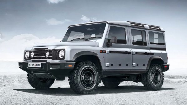 Когато Land Rover потвърди, че след над половин век производство ще пенсионира класическия Defender, милиардерът сър Джим Радклиф се зае да спаси митичната кола. Новият Ineos Grеnаdier ще стори тъкмо това: той е силно повлиян от стария Defender, но отдолу е съвсем нова машина, която ще се сглобява във Франция и ще ползва двигатели от BMW.
