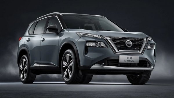 След като обнови Qashqai, сега идва време Nissan да освежи и другия си SUV модел за Европа. Казваме "за Европа", защото в САЩ този автомобил, наричан Rogue, отдавна вече се продава. 
Като дизайн новият X-Trail следва насоката, зададена с актуалните Juke и Qashqai, с по-ъгловат силует. Новото поколение ще е малко по-късо и по-ниско от старото, но със съхранено вътрешно пространство. Първоначално ще дебютира с 5 места, но по-нататък ще има и версия със 7. 
