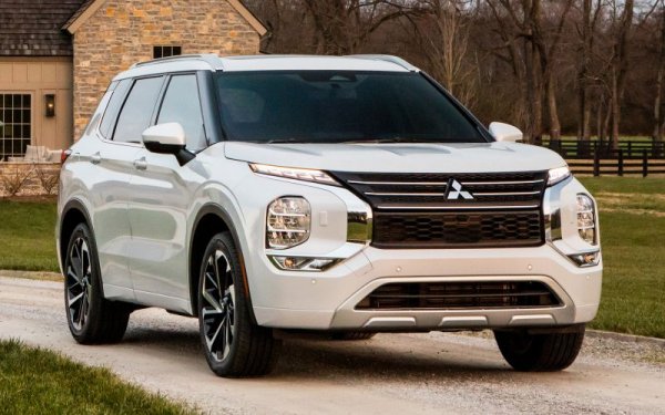 Популярният SUV модел дочака ново поколение, което, според израза на едно американско издание, има "физиономията на шашардисан робот". Под новия дизайн се крият всъщност платформата и двигателите на Nissan X-Trail. 
