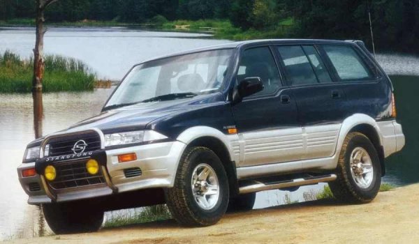 През 1993-та южнокорейската SsangYong представя SUV, наречен Musso. По-голям, по-луксозен и по-модерен от Korando, той се превръща във флагман на компанията. Оборудван е с бензинови или дизелови двигатели на Mercedes-Benz, включително 3,2-литровия редови шестцилиндров M104 и 2,9-литровия редови петцилиндров дизелов OM602.

