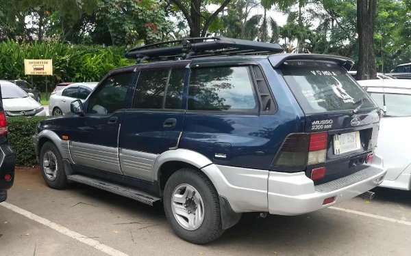 Именно заради тези двигатели SsangYoung Musso се харесва в много страни по света, включително в България. Интересен факт е, че партньорството между южнокорейската и германската компания включва клауза, която позволява Musso да се продава с емблемета на Mercedes-Benz на определени азиатски пазари.
