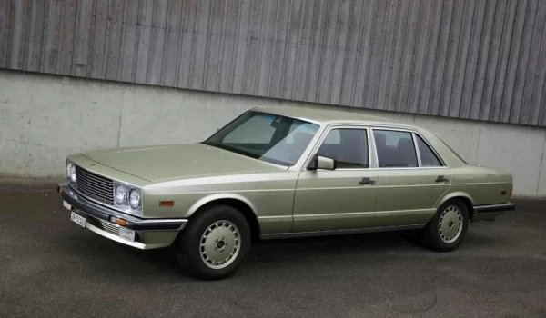 През 60-те години швейцарският дилър на екзотични автомобили Петер Монтеверди се скарва с Енцо Ферари заради поръчка за 100 коли. Спорът довежда до създаването на нова компания, наречена Monteverdi, която се стреми да направи автомобили, способни да се конкурират с шосейните Ferrari.

Въпреки че така и не става сериозен конкурент на италианската легенда, марката разработва серия от интересни автомобили. До 80-те години на миналия век компанията вече спира да се мери с Ferrari и се бори да стане водеща световна марка за луксозни автомобили. Един от новите модели, родени от тази амбиция, е Tiara.
