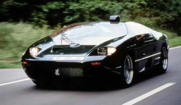 80-те са десетилетие, в което екзотичните суперавтомобили процъфтяват. В допълнение към утвърдените производители като Ferrari или Lamborghini, редица нови компании се опитват да пробият в популярния сегмент.

Една от тях е германската Isdera, основана от Еберхард Шулц, бивш дизайнер на Porsche, който отговаря за концепта Mercedes-Benz CW311. Тъй като Mercedes няма намерение да произвежда концепта, Шулц създава Isdera и започва да прави CW311 под името Imperator 108i.
