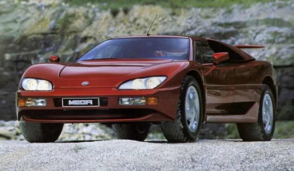 Ако си мислите, че Porsche 911 Dakar и Lamborghini Huracan Sterrato са първите серийни суперавтомобили с офроуд възможности, не сте познали. В края на 80-те френската компания Axiam, прочута в Европа със създаването на плебейски микроавтомобили, решава да разработи най-щурия суперавтомобил в света.

Показан на автомобилния салон в Париж през 1992-та, Mega Track е 5-метров гигант със средно разположен двигател, оборудван с регулируемо по височина окачване, което осигурява до 330 мм просвет, задвижване на всички колела и големи 20-инчови гуми, разработени специално за модела от Michelin.
