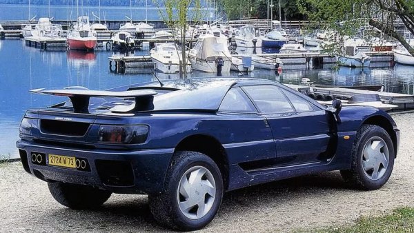 Първоначалният план е да се използва френски двигател, но компанията не успява да намери достатъчно мощен за 2-тонния суперавтомобил. Така Axiam сключва сделка с Mercedes-Benz, който му дава 6-литровия M120 V12 с мощност 394 конски сили.

Макар Mega Track да е страхотен в много отношения, той не успява да впечатли богатите купувачи, така че е произведен само в шест бройки.
