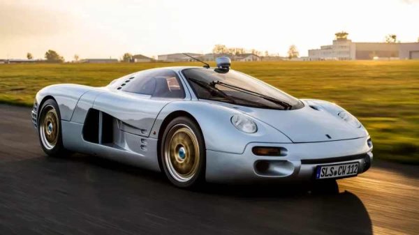 Isdera спира производството на модела Imperator 108i през 1993-та, но на автомобилното изложение във Франкфурт същата година компанията представя неговия наследник, наречен Commendatore 112i.

Този модел също е проектиран от Шулц, но е огромно отклонение от своя предшественик по отношение на стила. Красивият суперавтомобил се отличава с извита, аеродинамична каросерия с дълга задна част, като при състезателните автомобили от епохата, и, подобно на 108i, има врати тип "крила на чайка".
