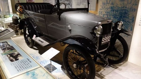 Otomo е японска автомобилна компания с кратък живот, която произвежда само една кола по време на своето съществуване. Наречен на името на самата компания, автомобилът Otomo е изграден от Хаятая Тойокава и се произвежда между 1924 г. и 1927 г. в железарската фабрика Hakuyosha. Колата има за цел да надгради основата, положена от експерименталните автомобили Ales на Тойокава от 1921 г.

Автомобилът Otomo се гордее с четирицилиндров двигател с въздушно охлаждане, което го прави леко и пъргаво превозно средство. Предлага се в различни конфигурации, включително като седан и ван.

По време на производствения си период Otomo е един от само двата японски автомобилни производители, другият е установената в Япония Gorham Automobile Company. Трябва да се отбележи, че автомобилната компания Gorham е финансирана от Уилям Р. Горъм, американски авиоинженер. Тази компания по-късно става Nissan Motors.

Въпреки ограниченото си производство и краткото си съществуване, автомобилът Otomo играе важна роля за представянето на ранната японска автомобилна изобретателност и експериментиране. Той стои като свидетелство за пионерите, които проправят пътя за по-късния успех на Япония на световния автомобилен пазар.
