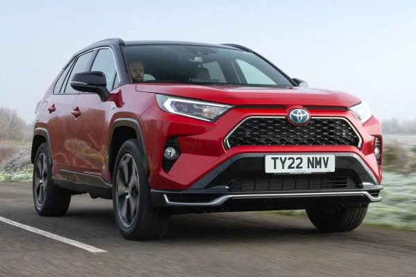 Рейтинг на надеждност 99.2%

RAV4 е редовен участник в повечето годишни класации за надеждност и е страхотно да се види, че неговата издръжливост не намалява с напредването на възрастта. 12-волтовата батерия и информационно-развлекателната система бяха единствените области, които предизвикаха недоволство сред 12% от собствениците, които ни казаха, че колата им е претърпяла проблем с надеждността.
