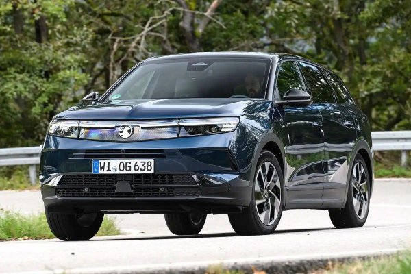 Оценка на надеждност: 99,6%

Второто поколение бензин Grandland изглежда много по-стабилен от своя предшественик, с минимален процент на грешки от само 4%, в сравнение с 19% за оригиналния Grandland X, произведен от 2018-2024.
