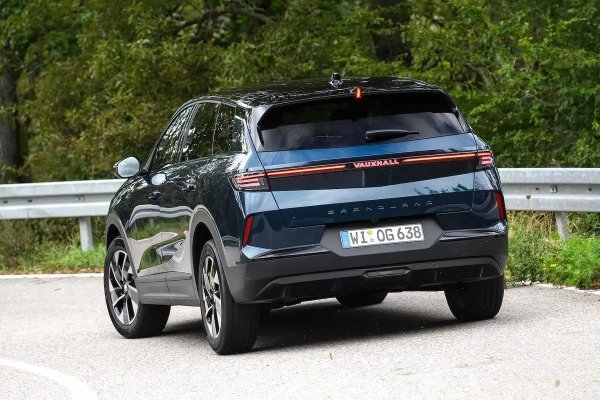 Неуточнените електрически повреди са единствените проблеми, докладвани от собствениците. Всички автомобили остават управляеми и всички проблеми са решени за ден или по-малко. Това е по-добре от предишния рекорд на Grandland - само 37% от тях са поправени за един ден, а на 42% им отне повече от седмица. В допълнение към удовлетворението сред собствениците на най-новия модел, Vauxhall се погрижи за всички сметки за ремонт.