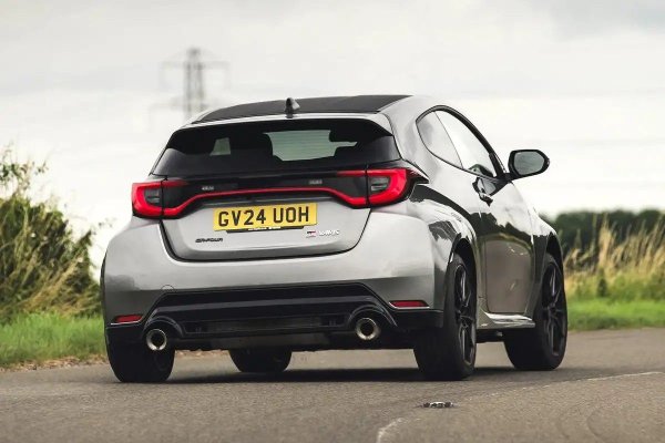 GR Yaris не само постига 100% рейтинг, но е и единственият автомобил в клас, пълен със спортни модели &ndash; включително такива скъпи машини като Jaguar F-Type и Porsche 911, който е постигнал този подвиг през последните седем години в проучването на What Car?.