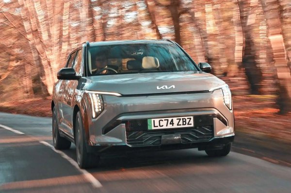 Оценка на надеждност 100%

Докато някои от най-новите електрически модели се борят с недостатъци на батерията и двигателя, Kia EV3 премина през първото си проучване за надеждност без нито едно от тях. Всъщност това е един от само четирите модела, които са постигнали пълен рейтинг на 100% надеждност тази година. С други думи, собствениците ни казаха, че нямат нито един проблем с колите си.
