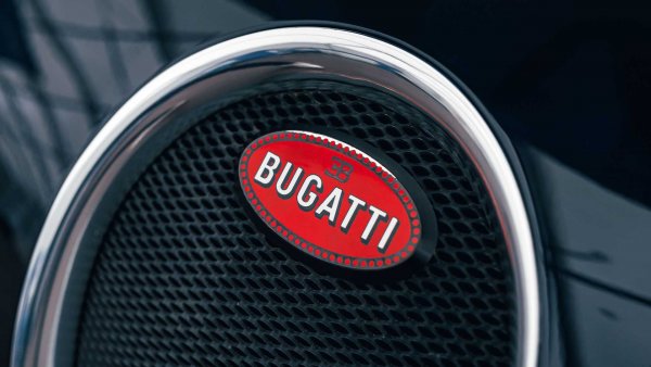 И тежат 159 грама. 
Bugatti определено имат внимателно отношение към теглото на хиперколите си, но със своите 1995 кг Chiron не може да бъде наречен лек. Но дори да решат да олекотяват който и да е детайл, то емблемата няма да е сред тези неща. Така че, скоро не очаквайте карбонов овал, вместо сребърен.
