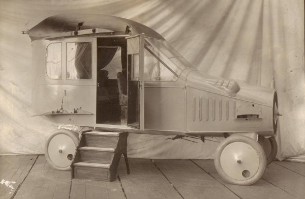 Първият прототип на летящ автомобил - Curtiss Autoplane, е разработен от американския конструктор Глен Къртис през 1917 година и построен през 1919. Макар и оборудван с крила, опашка и витло, този хибрид не можел да лети пълноценно. Машината само подскачала във въздуха при по-висока скорост или се отлепяла за кратко от земята.

Curtiss Autoplane бил оборудван с V8 двигател с мощност от 100 конски сили и можел да постигне максимална скорост от 105 км/ч.