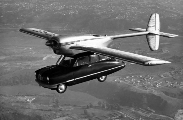 Но ако всички минали опити да се направи летяща машина са адаптации на самолет за шофиране по пътищата, то ConvAirCar, представен през 1947 година, е построен на противоположния принцип. Това е седан с две врати със „самолетен блок“, прикрепен към покрива - с крила, опашка и витло.

Машината е проектирана за един час полет, изразходвайки средно 19 л / 100 км гориво. Общо са построени две такива машини, но след като една от тях се разбива при третия си полет, по -нататъшната работа е спряна.