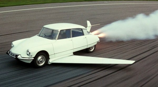 Жаждата на хората да се издигнат в небето с автомобила си стига и до кинофилмите. Отражение на тези желания и настроения е кинематографичният крилат Citroen DS 19 с реактивно задвижване, който се появява във френската комедия за неуловимия престъпник Фантомас.