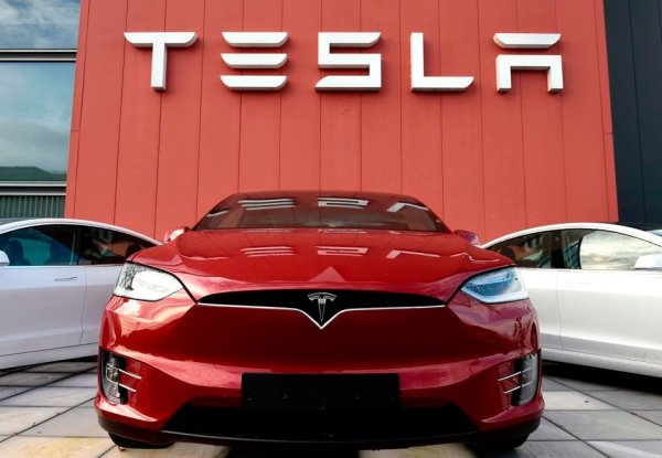 Девет милиона последователи не са малко, но Tesla е далеч от водещите марки в списъка. И все пак, американската компания има публикации &ndash; в случая видео, с 3,3 милиона гледания. То демонстрира HEPA (високоефективен въздушен филтър) - филтърна технология на Tesla, която премахва 99,97% прах, полени, бактерии и частици във въздуха.