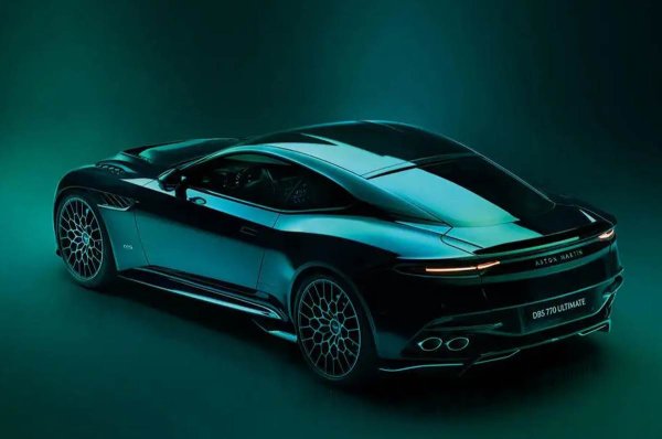 Поздравления за екипа на социалните медии на Aston Martin, защото почти всяка снимка показва или зелена кола, или изображение със зелен филтър. Всичко това е доста подходящо за компания, която празнува своята 110-та годишнина през 2023 г. 