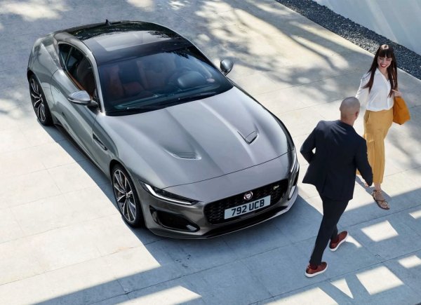 Емисията на Jaguar в Instagram съдържа художествени фотографии, надписи от една или две думи и общото усещане, че живеете в модна снимка. И все пак, с 13 милиона последователи явно марката прави нещо правилно. 