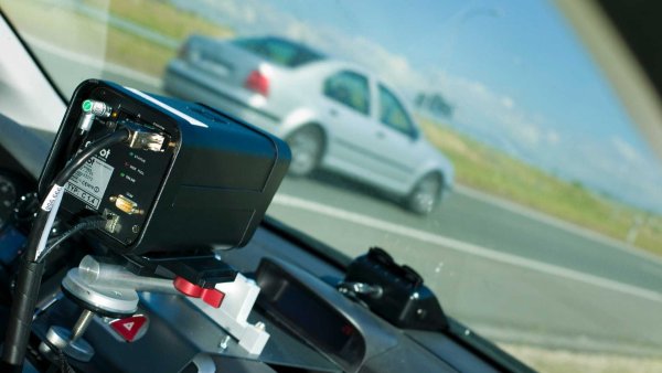 Не само, че може, но всъщност го прави. Бъдете внимателни за съмнителни автомобили, които се движат със скоронсто, по-ниска от разрешената на съответната отсечка на пътя. Радарът, инсталиран в автомобила на органите на реда, ще направи необходимите изчисления, за да открие дали спазвате ограниченията.