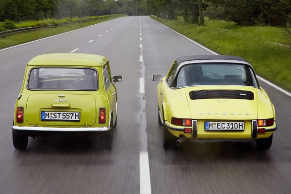 MINI поздрави Porsche за рождения му ден
