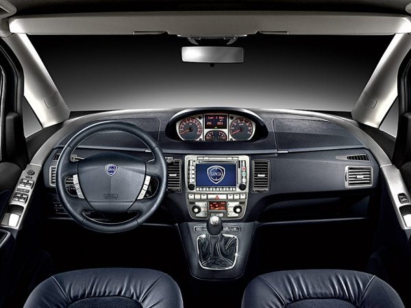 Интериорът на Lancia Musa е в типичния за италианците скъпарски стил, блести с модерност, но и практичност.