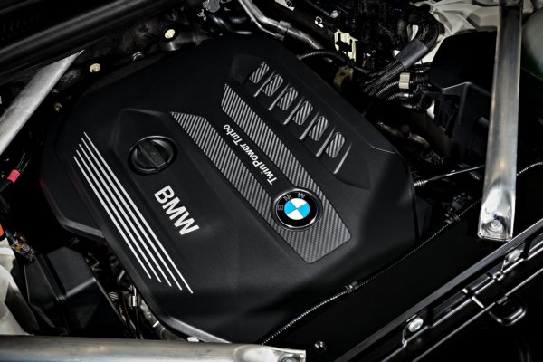 В началото на новия век BMW подмени цялата си гама от двигатели с нови, несравнимо по-сложни агрегати. Това създаде доста проблеми в годините до към 2010 (дори 2015 за някои мотори). Но постепенно слабостите на новите технологии бяха отстранени и до времето на G05 вече няма двигател, който да е пословично проблемен - всички са относително или много надеждни. 
